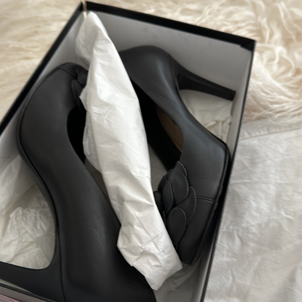 Authentic CHANEL Black Leather Heels with Floral Accent - Picture 7 of 13